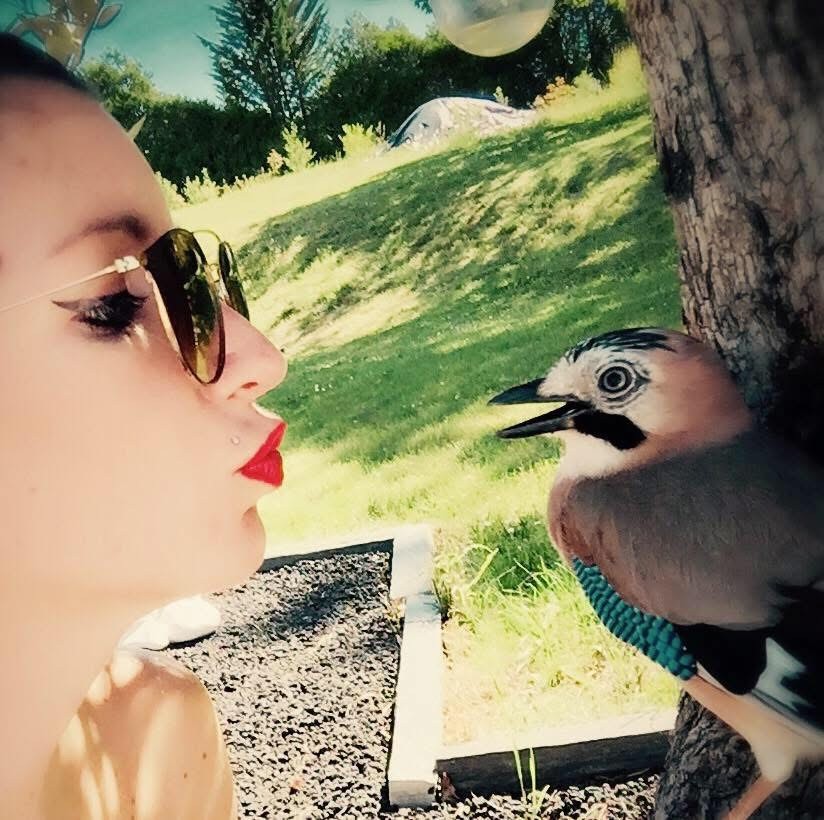 Sandra Bauchaud naturopathe au contact de la nature avec un oiseau